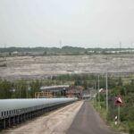 Blick in den Tagebau mit Transportband